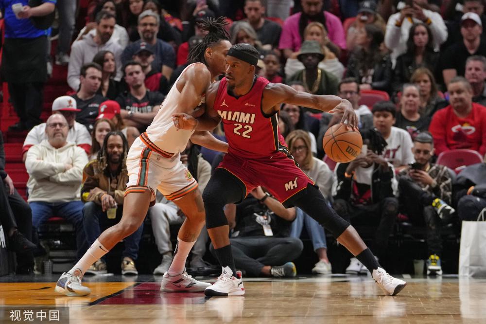 入球门的右 入球门的右